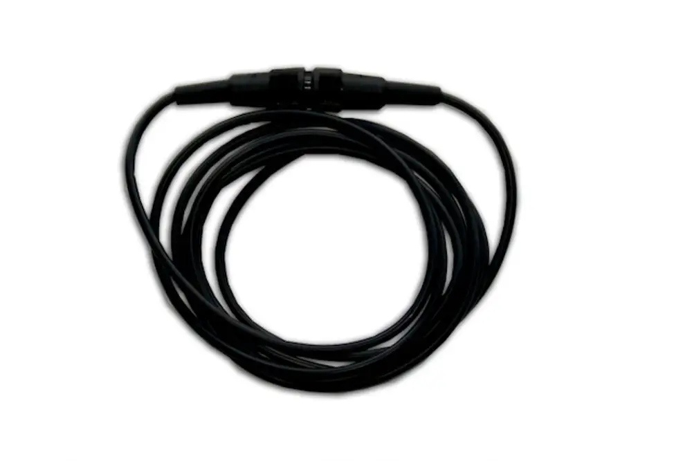 Schwarzes Kabel mit zwei Steckverbindern, möglicherweise für eine bestimmte Anwendung, unter anderem von der Marke Roth. Kabelrollung, keine spezifischen Maße erkennbar.
